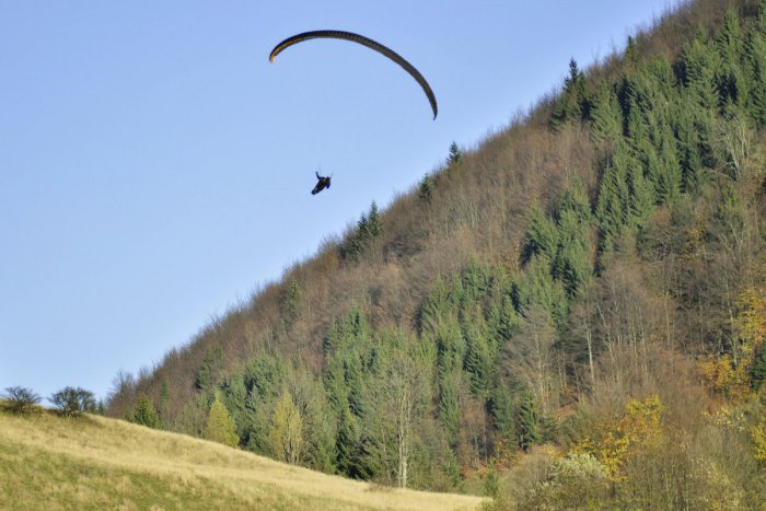 Ilustračný obrázok k článku Paraglajdista potreboval pod Chopkom pomoc: 200-metrový pád a záchrana vrtuľníkom