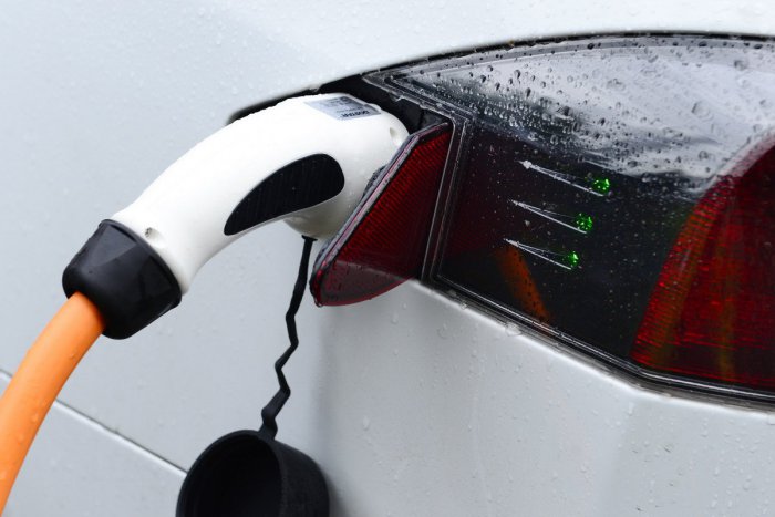 Ilustračný obrázok k článku Nemecká vláda chce do roku 2022 na cestách milión elektrických áut