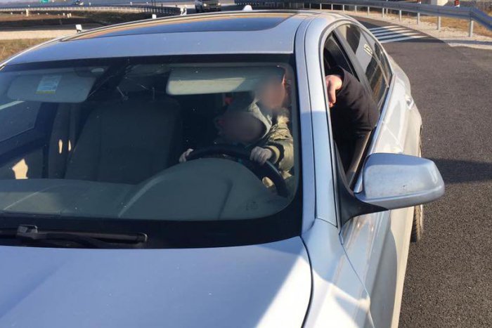 Ilustračný obrázok k článku Riskantná jazda na diaľnici: Na tachometri o vyše 50 km/h viac a dieťa na kolenách
